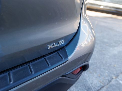 Used 2025 Toyota Highlander XLE image 12