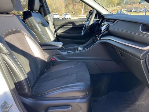 Used 2024 Jeep Grand Cherokee Altitude image 9