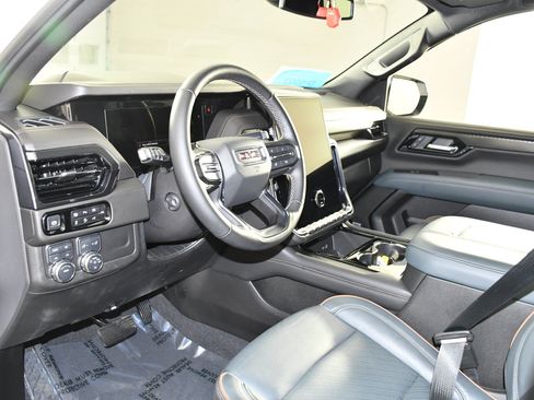 Used 2025 GMC Yukon AT4 AWD/4WD image 2