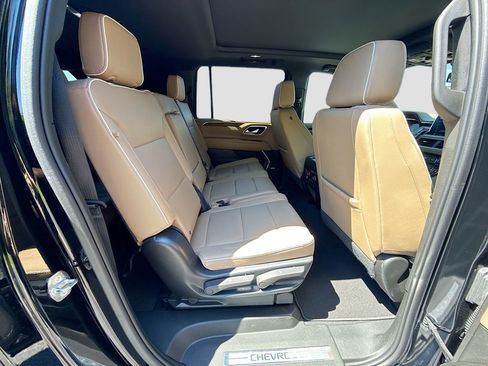 Used 2023 Chevrolet Suburban Premier AWD/4WD image 34