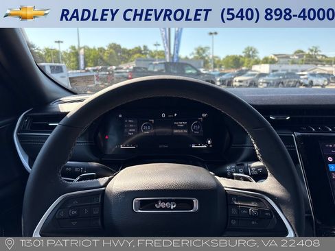 Used 2025 Jeep Grand Cherokee Altitude AWD/4WD image 6
