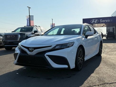 Used 2024 Toyota Camry SE FWD image 3