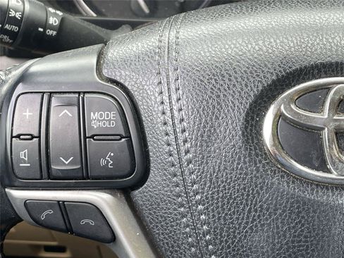 Used 2018 Toyota Highlander XLE AWD/4WD image 19