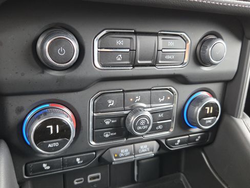 Used 2023 Chevrolet Tahoe Z71 w/ Luxury Package image 20