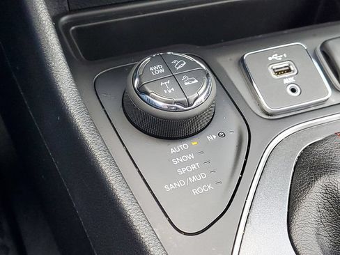 Used 2020 Jeep Cherokee Trailhawk w/ Cold Weather Group AWD/4WD image 17