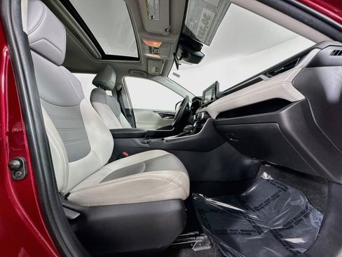 Used 2020 Toyota RAV4 XLE Premium AWD/4WD image 29