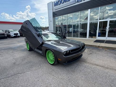 Used 2014 Dodge Challenger SXT RWD image 6