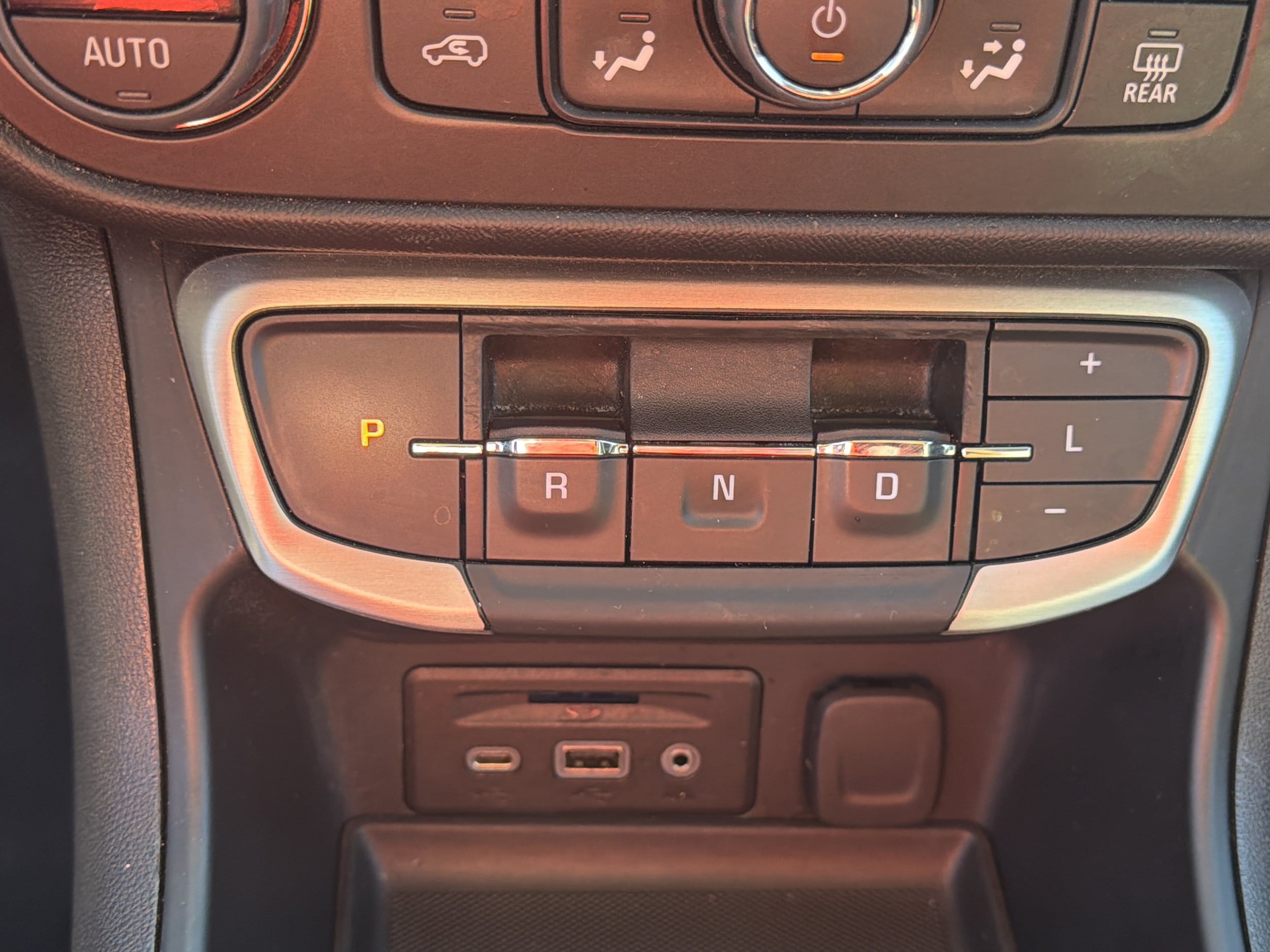 Used 2024 GMC Terrain SLT AWD/4WD image 29