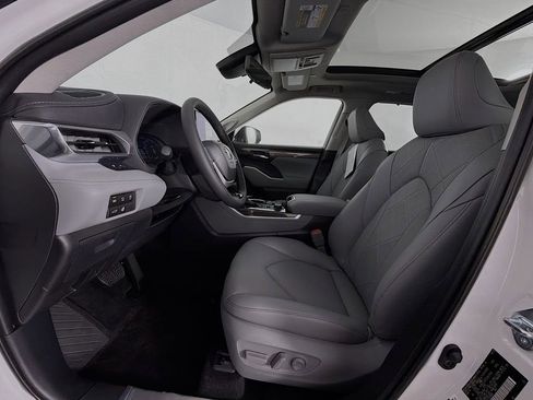 New 2026 Toyota Highlander Platinum AWD/4WD image 11