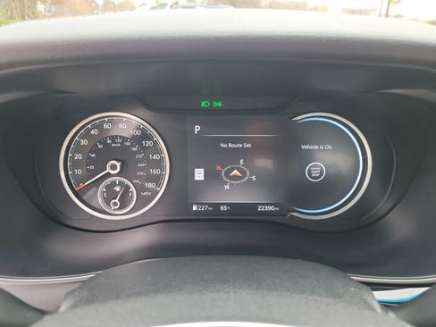 Used 2025 Genesis G70 2.5T image 20