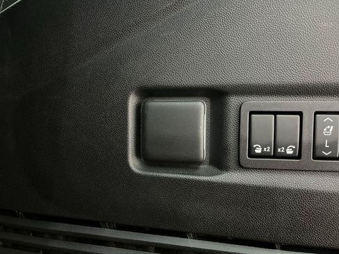 Certified 2025 GMC Yukon Denali w/ Sun & Power Step Package AWD/4WD image 4