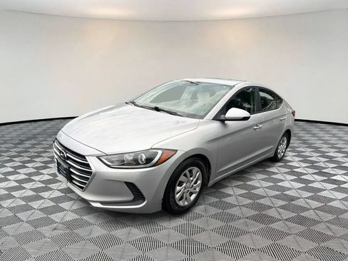 Used 2018 Hyundai Elantra SE w/ SE Connectivity Package 04 FWD image 3