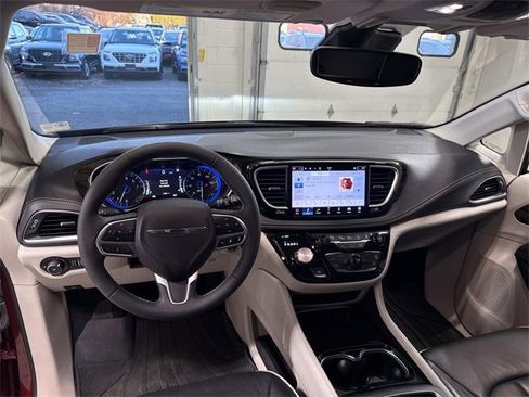 Used 2023 Chrysler Pacifica Limited image 7