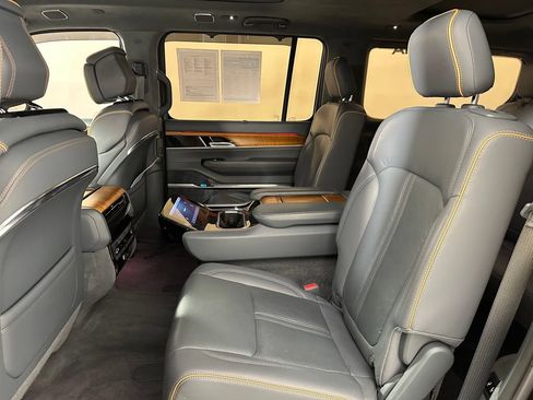 Used 2022 Jeep Grand Wagoneer Series II w/ Premium Group II AWD/4WD image 18