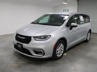 Used 2023 Chrysler Pacifica Touring-L