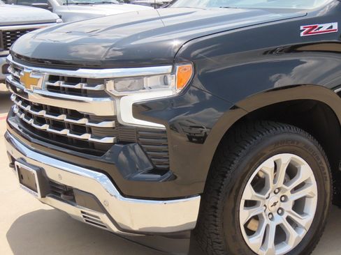 Used 2022 Chevrolet Silverado 1500 LTZ AWD/4WD image 3