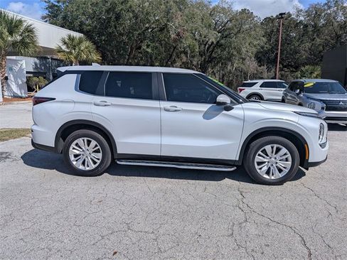 Used 2025 Mitsubishi Outlander ES image 2