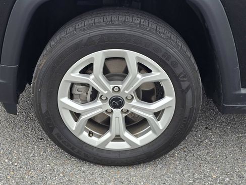 Used 2025 Jeep Compass Latitude w/ Sun & Sound Group AWD/4WD image 9