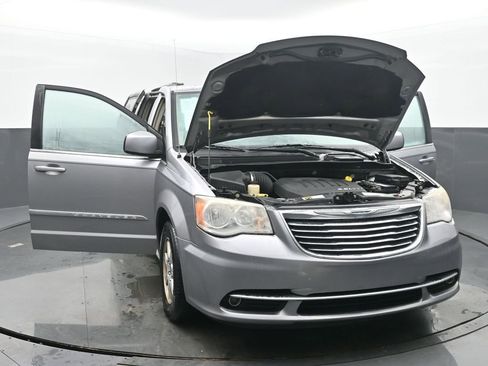 Used 2013 Chrysler Town & Country Touring image 49