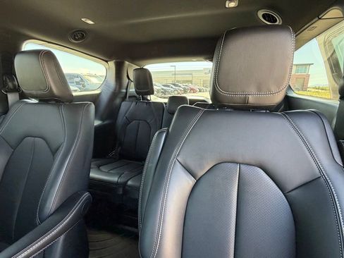 Used 2024 Chrysler Pacifica Select image 10