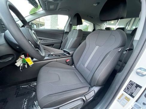 Used 2025 Hyundai Elantra SE FWD image 11
