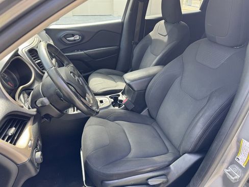 Used 2017 Jeep Cherokee Latitude FWD image 14