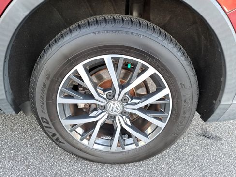 Certified 2019 Volkswagen Tiguan SE w/ Panoramic Sunroof Package image 32