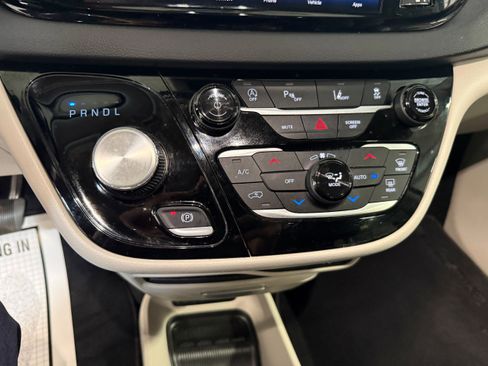 Certified 2023 Chrysler Pacifica Touring-L FWD image 43