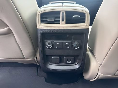 Used 2019 Buick Envision Essence AWD/4WD image 33