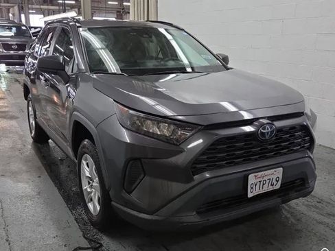 Used 2021 Toyota RAV4 LE AWD/4WD image 3