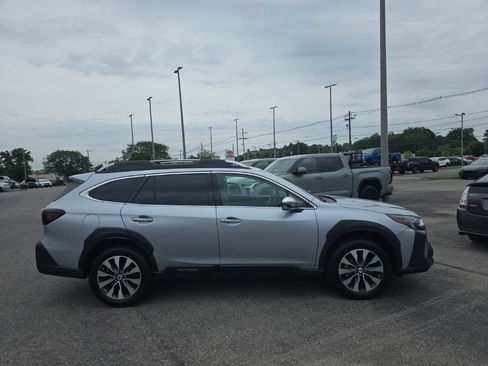 Used 2023 Subaru Outback Touring AWD/4WD image 4