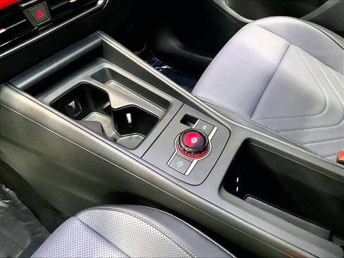 Used 2025 Volkswagen Tiguan SE image 20