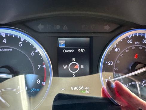 Used 2019 Toyota Highlander XLE AWD/4WD image 14