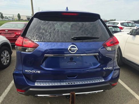 Used 2017 Nissan Rogue SV AWD/4WD image 3