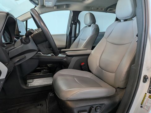 Certified 2025 Toyota Sienna XLE FWD image 15