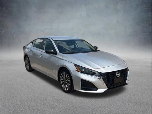 Used 2025 Nissan Altima 2.5 SV FWD image 2