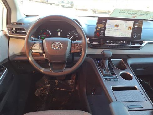 Certified 2024 Toyota Sienna LE image 8