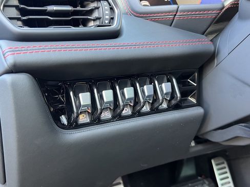 Used 2020 Lamborghini Huracan EVO image 27