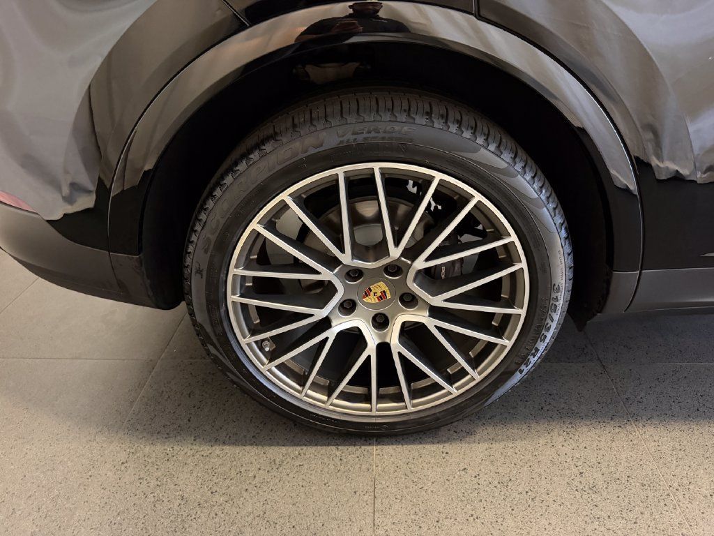 Certified 2023 Porsche Cayenne Platinum Edition AWD/4WD image 12