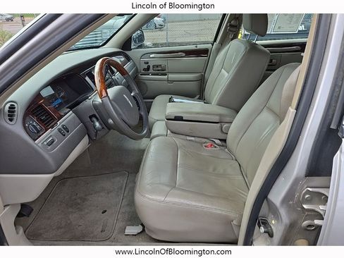 Used 2010 Lincoln Town Car Signature Limited image 15