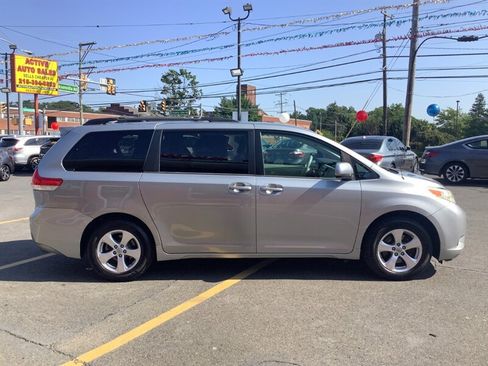 Used 2012 Toyota Sienna LE w/ Towing Pkg FWD image 8