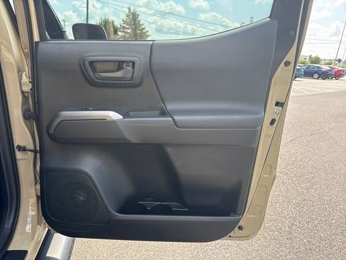 Used 2017 Toyota Tacoma TRD Off-Road AWD/4WD image 16