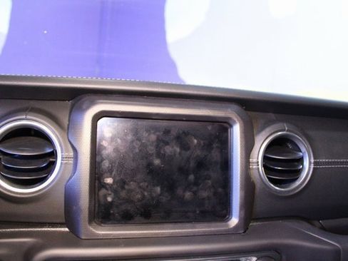 Used 2018 Jeep Wrangler Unlimited Sahara w/ Uconnect 4C Nav & Sound Group image 17