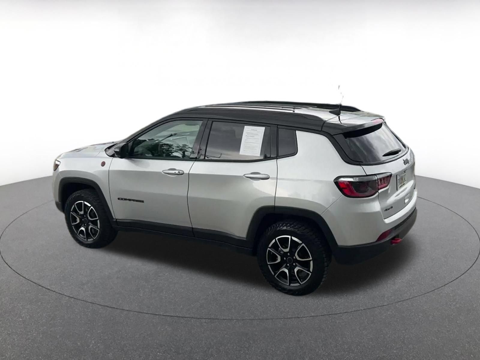 Used 2025 Jeep Compass Trailhawk AWD/4WD image 9