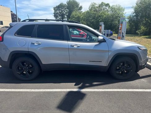 Used 2016 Jeep Cherokee Latitude w/ Comfort/Convenience Group AWD/4WD image 4