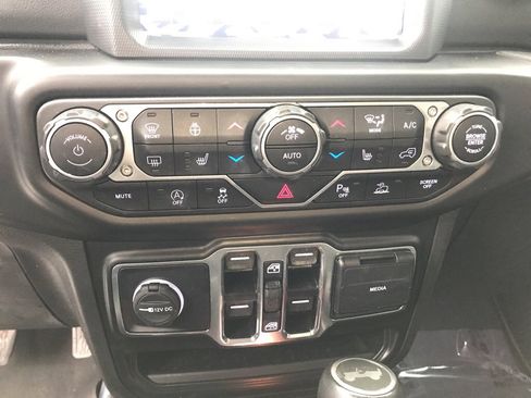Used 2022 Jeep Wrangler Unlimited Sahara AWD/4WD image 15