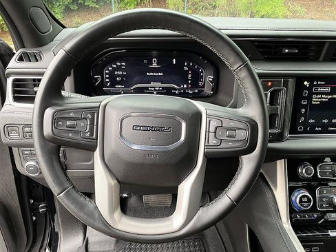 Used 2023 GMC Yukon XL Denali AWD/4WD image 13