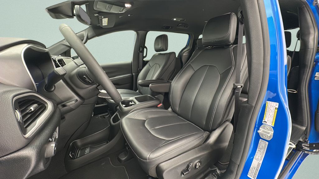 Used 2026 Chrysler Pacifica Select FWD image 14