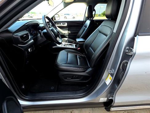 Used 2023 Ford Explorer XLT w/ Equipment Group 202A RWD image 9