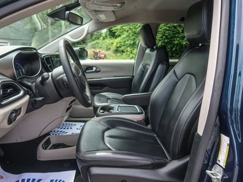 Used 2023 Chrysler Pacifica Touring-L FWD image 21
